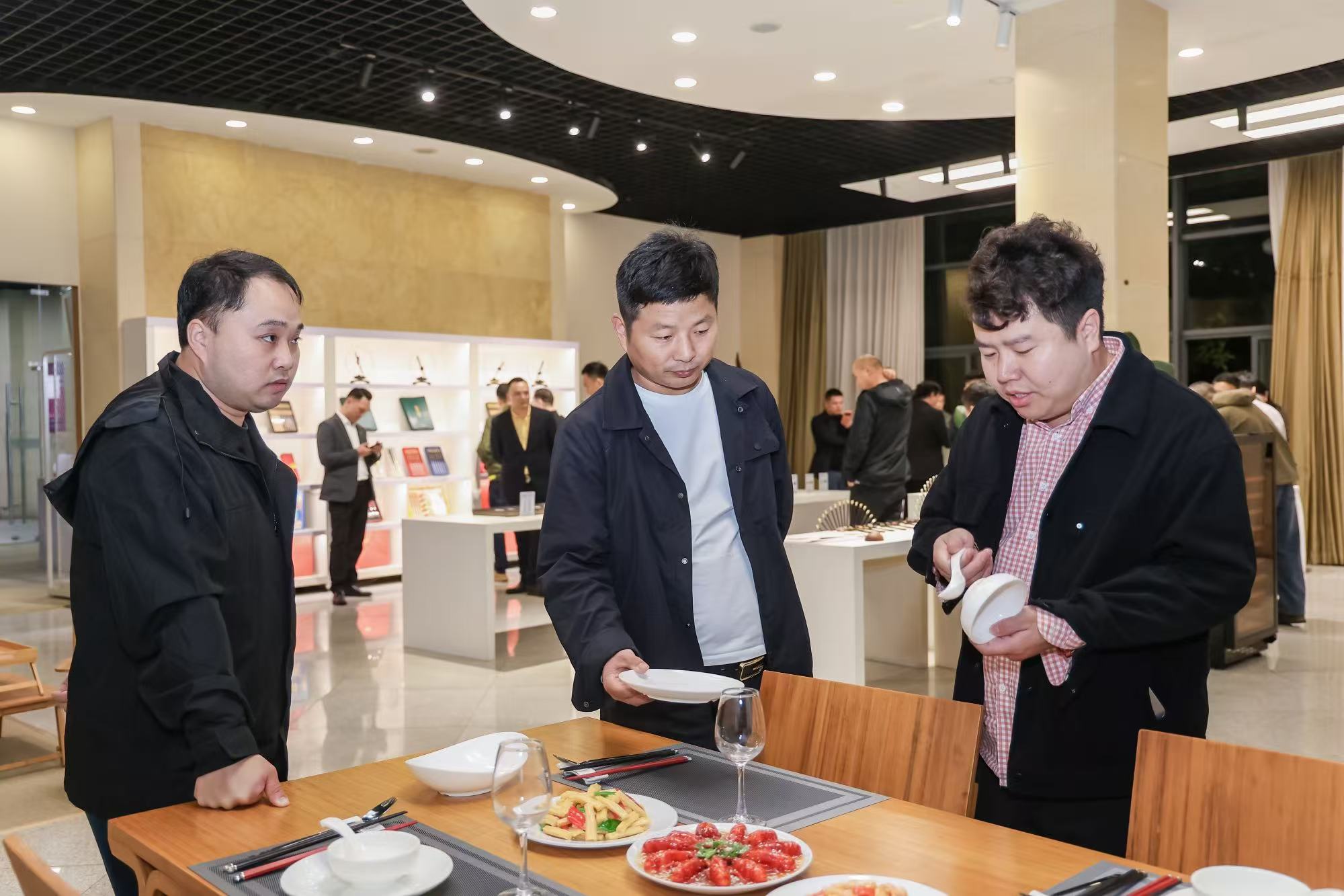 1762851530943786mXqW.jpg 4671762851416_.pic.jpg